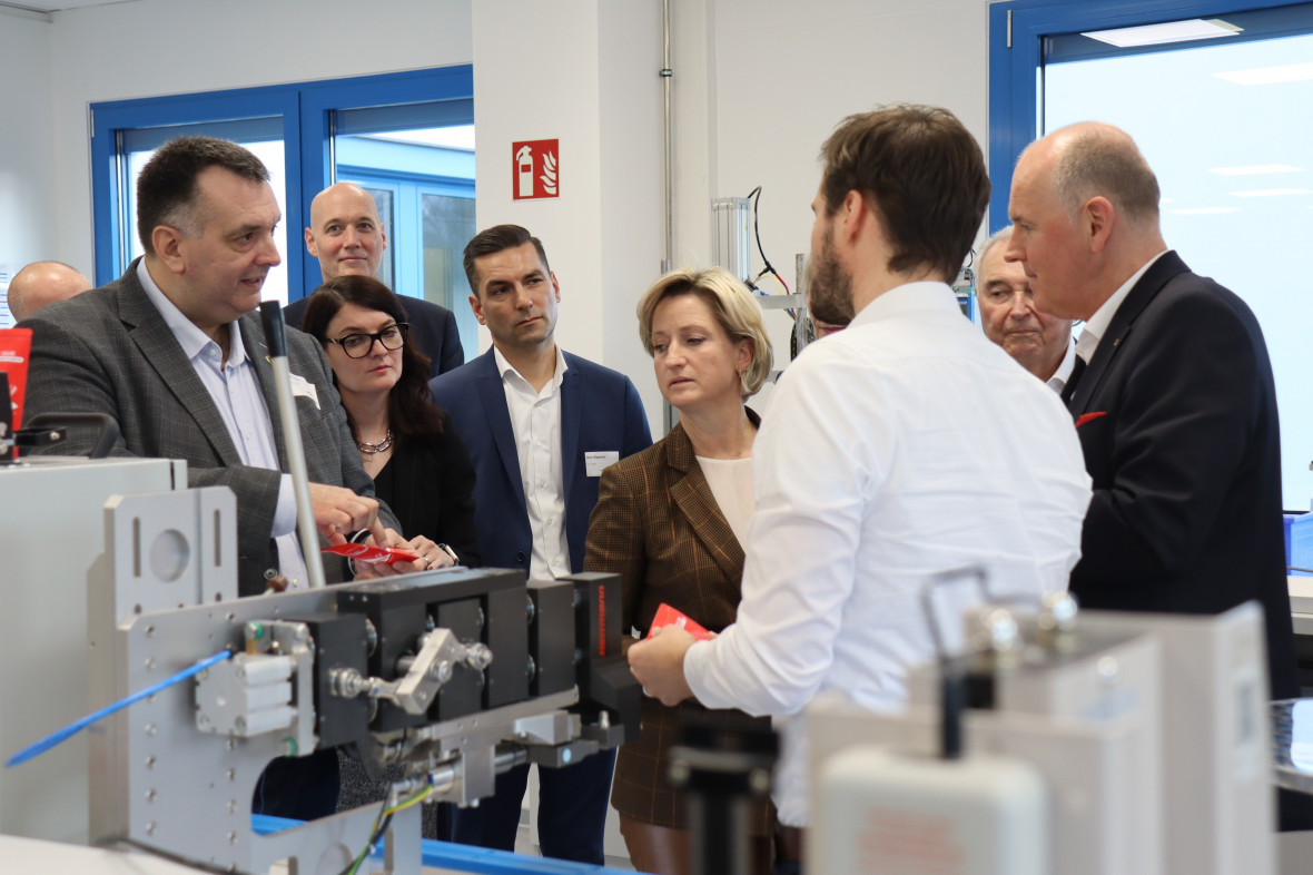 Ansgar Mayr MdL, Christine Neumann-Martin MdL und Nicolas Zippelius MdB mit Wirtschaftsministerin Dr. Nicole Hoffmeister-Kraut im Gesprch mit CEO Thomas Herrmann (Foto: Marcel Notheis)